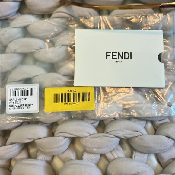 FENDI Oversized Sunglasses - Picture 7 of 8